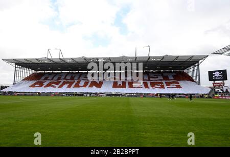 Hamburg, Deutschland. März 2020. Choreographie der Fans von St.Pauli 'Hamburg ist braunweiß', Fußball 2. Bundesliga, 24. Spieltag, Spieltag24, FC St. Pauli Hamburg Hamburg (Pauli) - VfL Osnabrück (OS) 3:1, am 01.03.2020 in Hamburg/Deutschland. DFL-VORSCHRIFTEN PROHIBT JEDE VERWENDUNG VON FOTOS ALS BILDSEQUENZEN UND/ODER QUASI-VIDEO. Weltweite Nutzung Credit: Dpa/Alamy Live News â Stockfoto