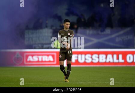 Hamburg, Deutschland. März 2020. Ryo MIYAICHI (PAULI), wartet wegen Pyrotechnik, Verzögerung, Fußball 2 während einer Pause. Bundesliga, 24. Spieltag, Spieltag24, FC St. Pauli Hamburg Hamburg (Pauli) - VfL Osnabrück (OS) 3:1, am 01.03.2020 in Hamburg. DFL-VORSCHRIFTEN PROHIBT JEDE VERWENDUNG VON FOTOS ALS BILDSEQUENZEN UND/ODER QUASI-VIDEO. Weltweite Nutzung Credit: Dpa/Alamy Live News â Stockfoto