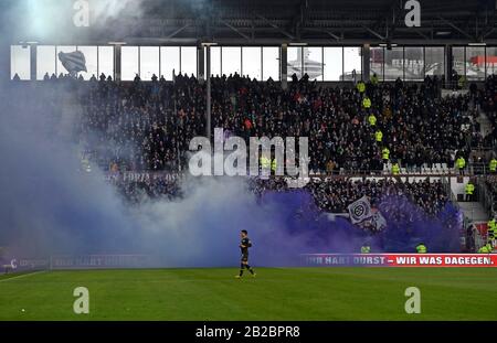 Hamburg, Deutschland. März 2020. Fans von Osnabrücker hellblauem Rauch, Fußball 2. Bundesliga, 24. Spieltag, Spieltag24, FC St. Pauli Hamburg (Pauli) - VfL Osnabrückeck (OS) 3: 1, am 01.03.2020 in Hamburg/Deutschland. DFL-VORSCHRIFTEN PROHIBT JEDE VERWENDUNG VON FOTOS ALS BILDSEQUENZEN UND/ODER QUASI-VIDEO. Weltweite Nutzung Credit: Dpa/Alamy Live News â Stockfoto