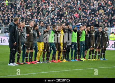 Hamburg, Deutschland. März 2020. Hamburger feiern den Sieg nach dem Spiel, Fußball 2.Bundesliga, 24.Spieltag, Spieltag24, FC St. Pauli Hamburg (Pauli) - VfL Osnabrückeck (OS) 3:1, am 01.03.2020 in Hamburg/Deutschland. DFL-VORSCHRIFTEN PROHIBT JEDE VERWENDUNG VON FOTOS ALS BILDSEQUENZEN UND/ODER QUASI-VIDEO. Weltweite Nutzung Credit: Dpa/Alamy Live News â Stockfoto