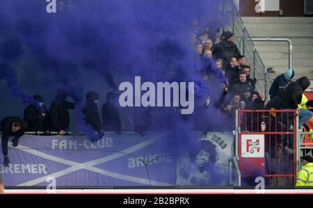 Hamburg, Deutschland. März 2020. Osnabrücker Fans verbrennen blaue Rauchpots, Fußball 2. Bundesliga, 24. Spieltag,24, FC St. Pauli Hamburg (Pauli) - VfL Osnabrückeck (OS) 3: 1, am 01.03.2020 in Hamburg/Deutschland. DFL-VORSCHRIFTEN PROHIBT JEDE VERWENDUNG VON FOTOS ALS BILDSEQUENZEN UND/ODER QUASI-VIDEO. Weltweite Nutzung Credit: Dpa/Alamy Live News â Stockfoto