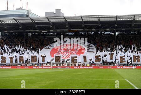 Hamburg, Deutschland. März 2020. Choreographie der Fans von St.Pauli 'Stadtmeister', Fußball 2. Bundesliga, 24. Spieltag, Spieltag24, FC St. Pauli Hamburg Hamburg (Pauli) - VfL Osnabrück (OS) 3:1, am 01.03.2020 in Hamburg/Deutschland. DFL-VORSCHRIFTEN PROHIBT JEDE VERWENDUNG VON FOTOS ALS BILDSEQUENZEN UND/ODER QUASI-VIDEO. Weltweite Nutzung Credit: Dpa/Alamy Live News â Stockfoto