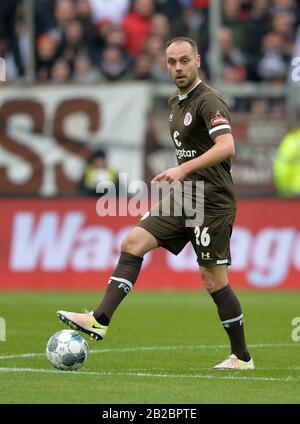 Hamburg, Deutschland. März 2020. Rico Benatelli (PAULI), Fußball 2.Bundesliga, 24.Spieltag, Spieltag24, FC St. Pauli Hamburg (Pauli) - VfL Osnabrückeck (OS) 3:1, am 01.03.2020 in Hamburg/Deutschland. DFL-VORSCHRIFTEN PROHIBT JEDE VERWENDUNG VON FOTOS ALS BILDSEQUENZEN UND/ODER QUASI-VIDEO. Weltweite Nutzung Credit: Dpa/Alamy Live News â Stockfoto