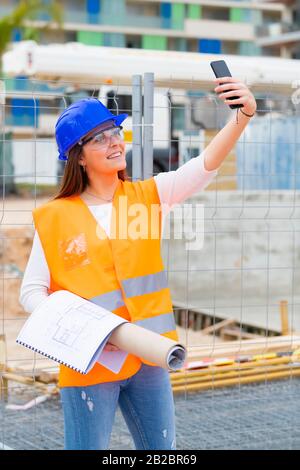 Lächelnder Teenager mit Sicherheitsausrüstung macht ein Foto von sich Stockfoto