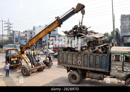 Februar 2020: Die Menschen entfernen die verkohlten Fahrzeuge, nachdem sie am 29. Februar 2020 von einem Mob während Krawallen im Raum Chandbagh in Neu-Delhi, Indien in Brand gesteckt wurden. Mehr als 40 Menschen wurden bei Krawallen getötet und 100 verletzt, die am 24. Februar wegen des umstrittenen Staatsbürgerschaftsgesetzes in Nord-Ost-Delhi ausgebrochen waren. Kredit: Muzamil Mattoo/IMAGESLIVE/ZUMA Wire/Alamy Live News Stockfoto