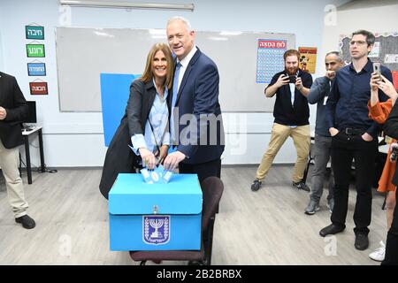 Israel. März 2020. (200302) -- ROSH Haayin, 2. März 2020 (Xinhua) -- Benny Gantz, Führer der zentristischen Blau-Weißen Partei, und seine Frau Revital Gantz stimmen am 2. März 2020 in einem Wahllokal in der zentralen israelischen Stadt Rosh Haayin ab. Israelis haben am Montag zum dritten Mal seit weniger als einem Jahr Wahlzettel bei den Parlamentswahlen ausgebracht. (Jini über Xinhua) Kredit: Xinhua/Alamy Live News Stockfoto