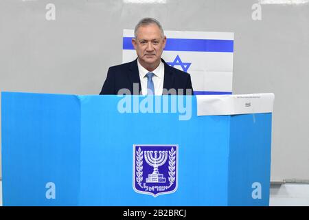 Israel. März 2020. (200302) -- ROSH Haayin, 2. März 2020 (Xinhua) -- Benny Gantz, Führer der zentristischen Blau-Weißen Partei, stimmt am 2. März 2020 in einem Wahllokal in der zentralen israelischen Stadt Rosh Haayin ab. Israelis haben am Montag zum dritten Mal seit weniger als einem Jahr Wahlzettel bei den Parlamentswahlen ausgebracht. (Jini über Xinhua) Kredit: Xinhua/Alamy Live News Stockfoto