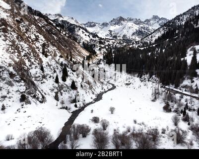 Flusslandschaft im Tal der Tian Shan Berge zur Winterzeit in Almaty, Kasachstan Stockfoto