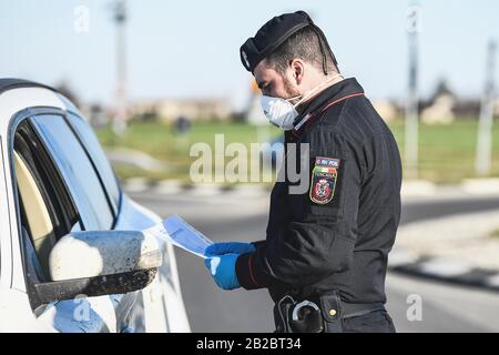 Italien, Region Lombardei, Lodi, 28. Februar 2020: Covid-19-Virus-Epidemie, Die "Rote Zone", im Bild Polizeikontrolle in Guardamiglio während Coronav Stockfoto