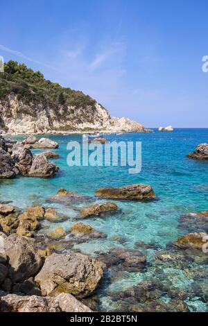 Vertikales Foto des schönen Dorfes Agios Nikitas mit türkisfarbenem Wasser, Lefkada, Ionische Inseln, Griechenland. Stockfoto