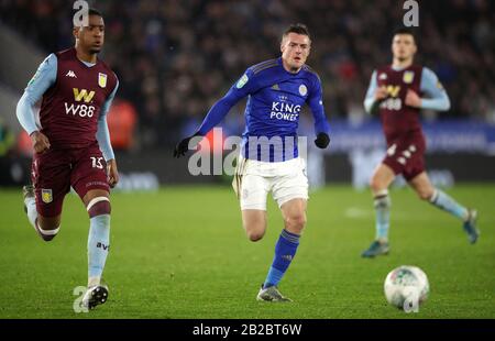 Die Jamie Vardy von Leicester City verfolgen den Ball mit Ezri Konsa von Aston Villa während des Halbfinalspiels im ersten Durchgang des Carabao-Cups im King Power Stadium, Leicester. Stockfoto