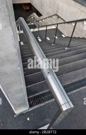 Kaimarkierung in Braillepunkten auf der Treppe einer Léman Express-Station in Genf, Schweiz Stockfoto