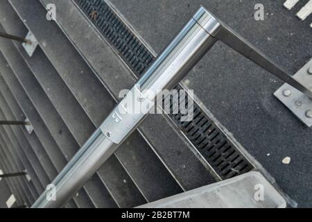 Kaimarkierung in Braillepunkten auf der Treppe einer Léman Express-Station in Genf, Schweiz Stockfoto