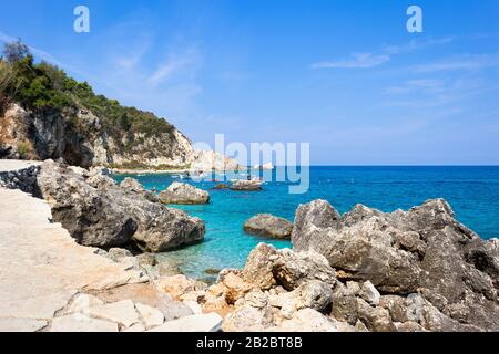 Panoramablick auf das Dorf Agios Nikitas mit türkisfarbenem Wasser, Lefkada, Ionische Inseln, Griechenland. Stockfoto