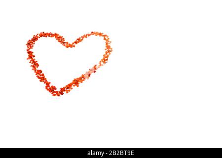 Bemaltes rotes Herz aus vielen kleinen Herzen. Selektiver Fokus. Valentines Tageskonzept. Isoliert auf weißem Hintergrund. Stockfoto