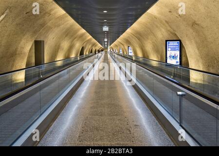 Genf/Schweiz: Am Bahnhof Geneva-Champel, 25 m tief, ein langer Tunnelflur, der Zugang zur UMARMUNG (Universitätskrankenhaus Genf) bietet Stockfoto