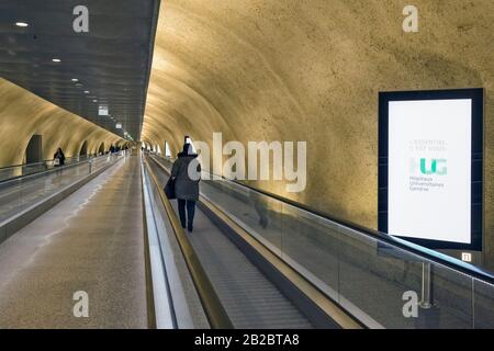 Genf/Schweiz: Am Bahnhof Geneva-Champel, 25 m tief, ein langer Tunnelflur, der Zugang zur UMARMUNG (Universitätskrankenhaus Genf) bietet Stockfoto