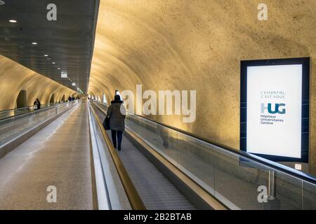 Genf/Schweiz: Am Bahnhof Geneva-Champel, 25 m tief, ein langer Tunnelflur, der Zugang zur UMARMUNG (Universitätskrankenhaus Genf) bietet Stockfoto