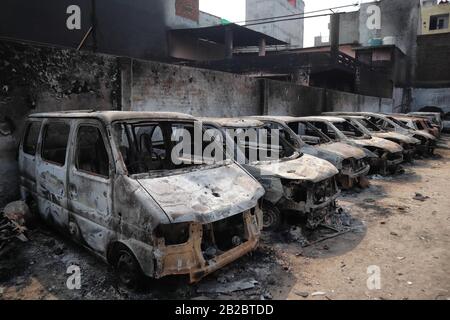 Februar 2020: Verkohlte Autos in Reihe, nachdem ein Parkplatz am 29. Februar 2020 von einem Mob während Krawallen im Raum Chandbagh in Neu-Delhi, Indien in Brand gesteckt wurde. Mehr als 40 Menschen wurden bei Krawallen getötet und 100 verletzt, die am 24. Februar wegen des umstrittenen Staatsbürgerschaftsgesetzes in Nord-Ost-Delhi ausgebrochen waren. Kredit: Muzamil Mattoo/IMAGESLIVE/ZUMA Wire/Alamy Live News Stockfoto