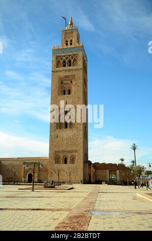 Marrakesch, Marokko - 23. November 2014: Nicht identifizierte Menschen und Koutoubia-Moschee, Wahrzeichen und Touristenattraktion Stockfoto