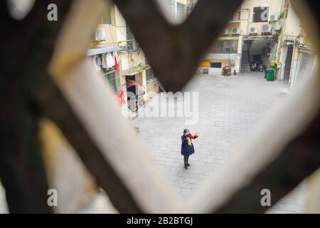 (200302) -- CHONGQING, 2. März 2020 (Xinhua) -- Huang Yuanjun, 62, ein Freiwilliger, stellt den Bewohnern im Beibei-Distrikt im südwestchinesischen Chongqing, 1. März 2020, Gesundheitswissen vor. Insgesamt arbeiten 1.216 Freiwillige in Gebäuden, die sich im Beibei District ohne Immobilienverwaltung zerstreuen. Bei den meisten Freiwilligen mit dem Durchschnittsalter von 58 Jahren handelt es sich um Rentner. Seit dem neuartigen Ausbruch des Coronavirus haben sie sich freiwillig als Wächter gemeldet, um die Informationen der Bewohner zu überprüfen, den Eintritt von Außenstehenden zu stoppen und das Präventions- und Kontrollwissen einzuführen. (Xinhua/Liu Chan) Stockfoto