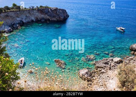 Schöne versteckte Strand mit kristallklarem Wasser auf Lefkada Insel, Griechenland. Stockfoto