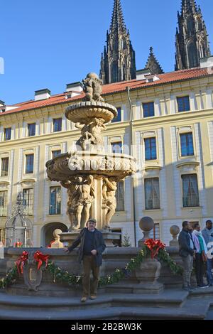 Prag, Tschechien - 03. Dezember 2015: Unidentifizierte Menschen am Brunnen im Hof des Schlosses Hradschin Stockfoto