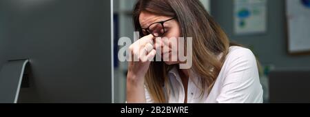 Übermüdete Angestellte im Büro des Unternehmens Stockfoto