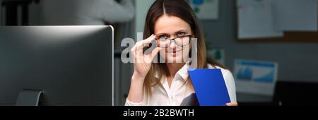 Frau, die in der Firma arbeitet Stockfoto
