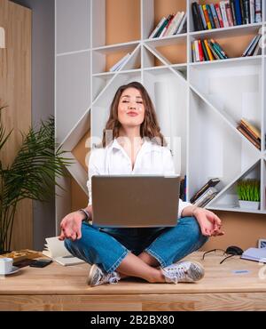 Business Woman sitzt in lotus-position Stockfoto
