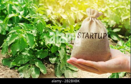 Startkonzept Landwirtschaft. Investitionen in die Landwirtschaft. Steigerung der Produktivität und Effizienz der Ernte. Entwicklung von Innovationen. Intelligente moderne Technologie in Stockfoto