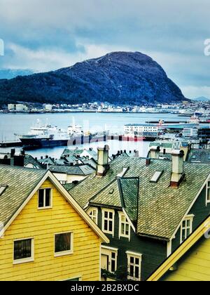 Skyline und Hafen, Alesund, More og Romsdal, Norwegen Stockfoto