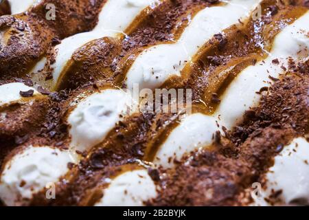 Details und Textur von Mousse und Schokoladenkuchenschicht Stockfoto