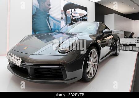 Bangkok, Thailand, 5. Januar 2020: Porsche 911 Carrera 4s, ein neuer grauer Luxus und schneller Supercar aus Deutschland im Autohaus. Stockfoto