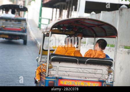 Bangkok, THAILAND - MAI, 04 2009  buddhistischer Mönch reist mit Tuk-Tuk-Taxi in der Straße von bangkok Stockfoto