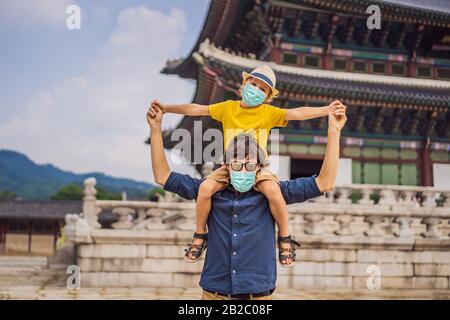 Papa und Son Touristen in medizinischer Maske in Seoul, Südkorea. Reise nach Korea Konzept. Reisen mit Kindern konzeptionell Fürchten Touristen das 2019-ncov-Virus Stockfoto