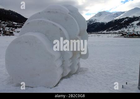 Vier mit Eis gefertigte Köpfe in Livigno Stockfoto