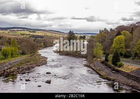 Blick auf den Fluss Tummel an einem frühen Frühlingstag, wo er durch die schottische Hochlandstadt Pitlochry fließt Stockfoto