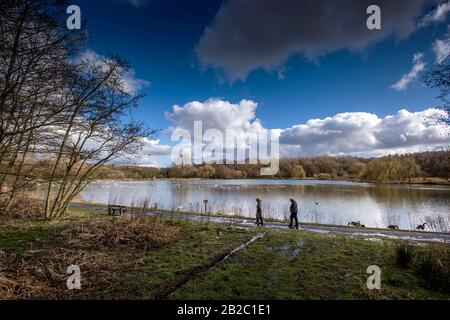 Bolton, Lancashire, 02. März 2020. Ein gemischter Tag mit Sonnenschein und Duschen im Moses Gate Country Park in Bolton. Ein Paar passiert eine der Logen. Credit: Paul Heyes/Alamy Live News Stockfoto