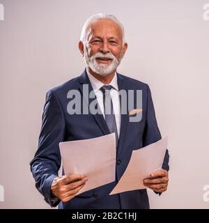 Porträt eines glücklichen und erfolgreichen leitenden Geschäftsmannes. Stockfoto