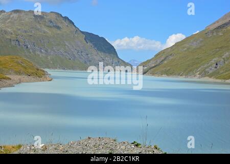 Grande Dixence im Süden der Schweiz mit der Dix-See, die von über 100 km von Wasser Tunnel gefüttert, die Bereitstellung von sauberer Energie in der Schweiz. Stockfoto