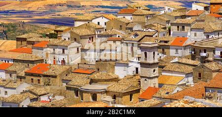 Horizontaler süditalienischer Hintergrund der strukturierten Häuser farbenfroher warmer Ton der Ortschaft Apulien von Bovino Stockfoto