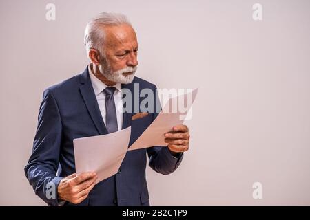 Portrait des ernsten und nachdenklichen Seniorenkaufmanns. Stockfoto