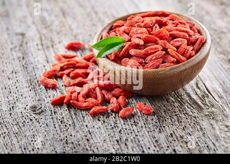 Goji-Beeren auf einem hölzernen Hintergrund Stockfoto