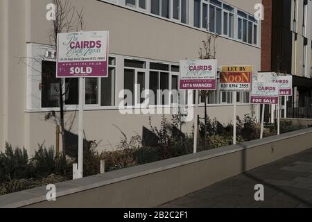 Propertry Preise - zum Verkauf, Verkauf und lassen von Schildern, Epsom, Lonondon Stockfoto