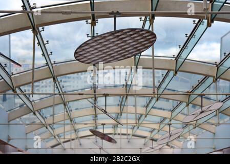 Glasdecke mit Lampen im Gebäude. Stockfoto