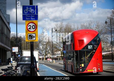 London, Großbritannien. März 2020. Der Verkehr auf Millbank führt mit einem 32 km/h langen Schild vorbei. Für alle von Transport for London (TfL) verwalteten Straßen im Zentrum Londons wurde ein Tempolimit von 20 mph im Rahmen eines Systems namens Vision Zero zur Reduzierung von Verkehrstoten festgelegt. Ab dem 2. März werden die Straßen der TfL innerhalb der Stauzone betroffen sein, darunter auch bekannte Orte wie Borough High Street, Millbank und Victoria Embankment. Kredit: Stephen Chung / Alamy Live News Stockfoto