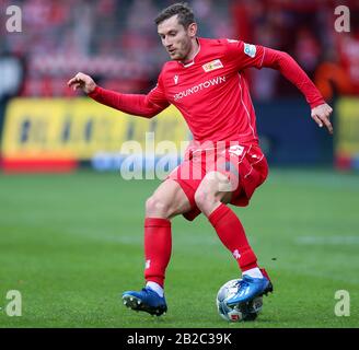 01. März 2020, Berlin: Fußball: Bundesliga, 1. FC Union Berlin - VfL Wolfsburg, 24. Spieltag, An der alten Försterei. Christopher Lenz von Union Berlin spielt den Ball. Foto: Andreas Gora / dpa - WICHTIGER HINWEIS: Gemäß den Vorschriften der DFL Deutsche Fußball Liga und des DFB Deutscher Fußball-Bund ist es verboten, im Stadion und/oder aus dem fotografierten Spiel in Form von Sequenzbildern und/oder videoartigen Fotoserien auszunutzen oder auszunutzen. Stockfoto