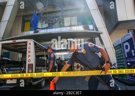 (200302) -- MANILA, 2. März 2020 (Xinhua) -- Polizisten und Sicherheitsbeamte versiegeln die Eingänge der V-Mall bei einem Erschießungs- und Geiselnahmen in San Juan City, Metro Manila, den Philippinen, am 2. März 2020. Ein Schütze nahm rund 30 Geiseln in einem Einkaufszentrum in der San Juan City der Metro Manila und eine Person wurde erschossen, sagte ein Regierungsbeamter am Montag. (Xinhua/Rouelle Umali) Stockfoto