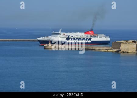 Eine kleine Kreuzfahrtschifffahrt, die im Frühjahr in den Grand Harbour in Malta einlief Stockfoto